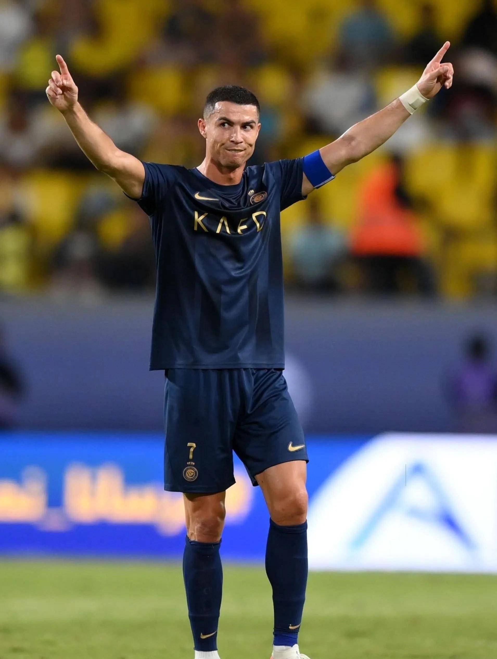 他是申花最被低估的球员，为俱乐部宁愿枯坐板凳，今年只出场一次