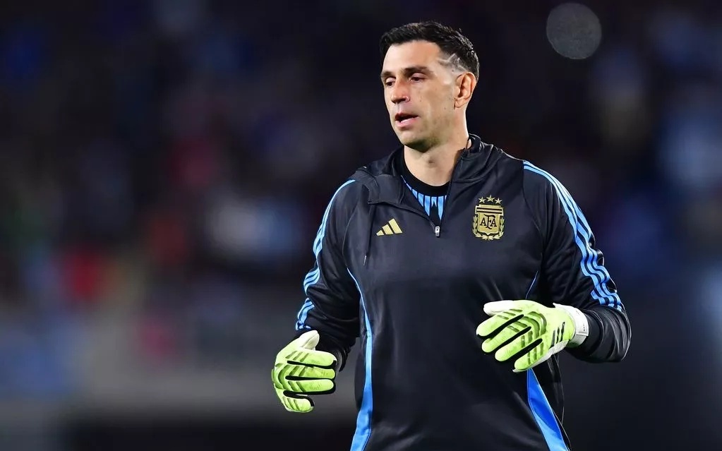 套娃，久保建英坐在涩谷的大久保建英像下握着一个小久保建英