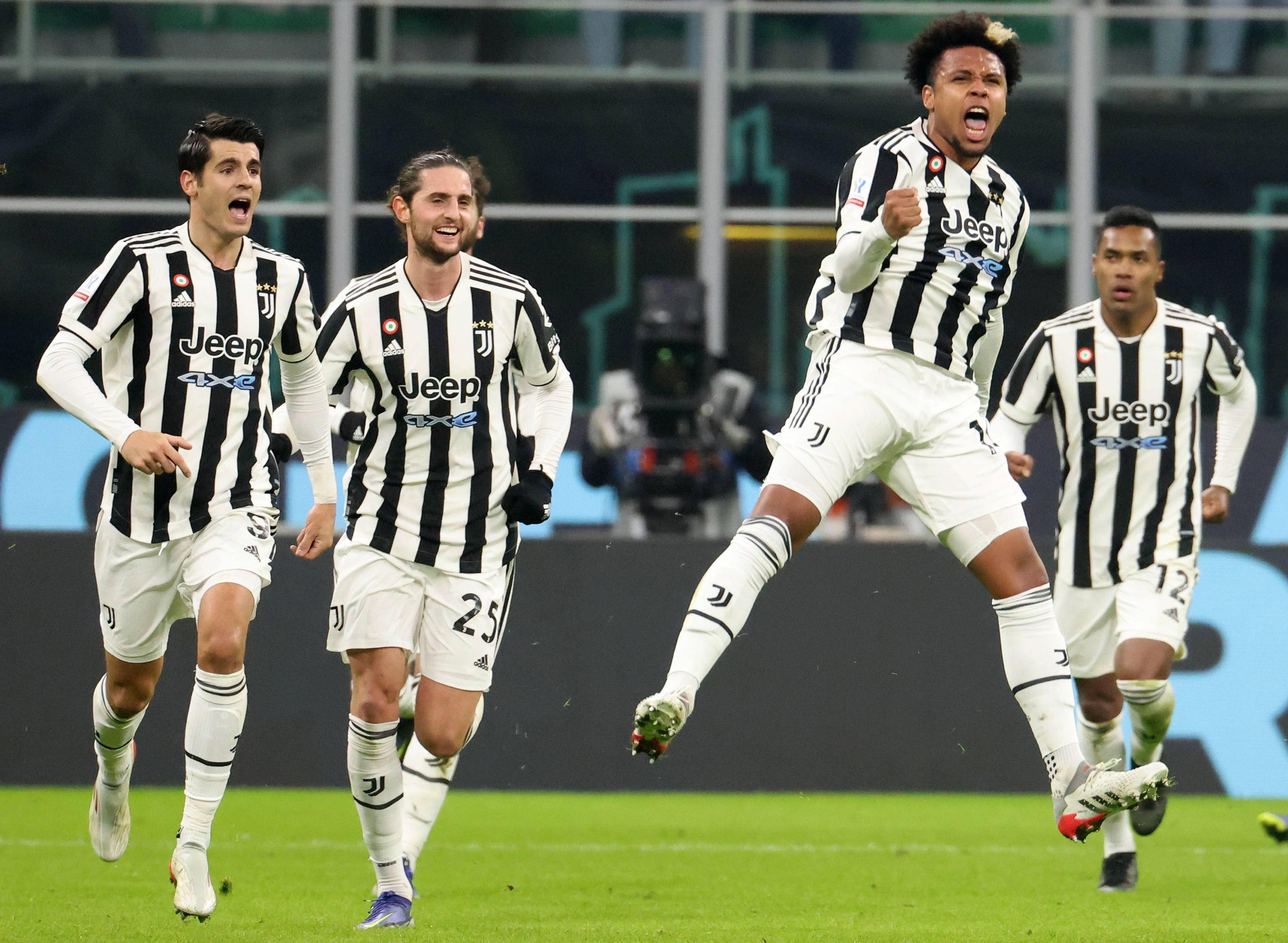 足球中超后卫世界级解围登上热搜