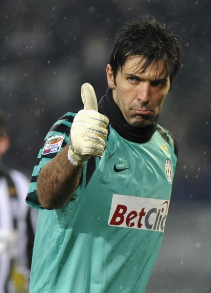 杨瀚森NBA生涯首次首发，被打到面部痛苦倒地，裁判未及时吹停比赛引争议